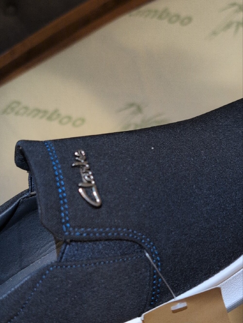 Clarks Navy Slip-On Casual Sneakers with White Sole - Picture 4 of 6